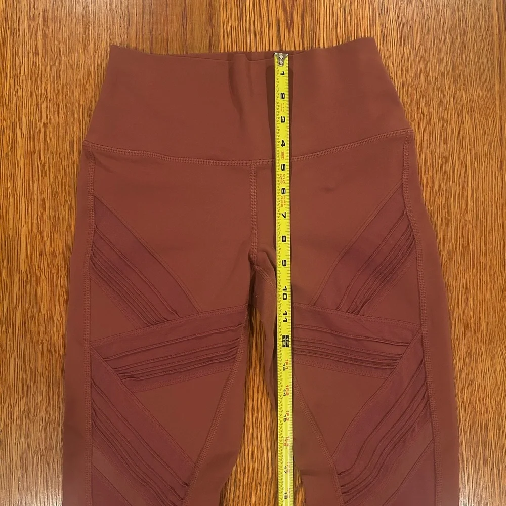 ALO YOGA Ultimate High-Waist Leggings in Earth / Mauve Pink (Moto Paneled)
